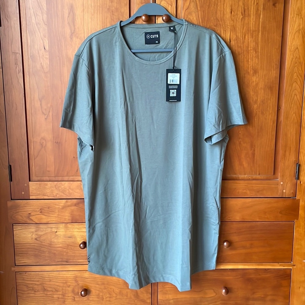 CUTS Ao Curve-Hen Tee Signature Fit. XXL. Carbon
